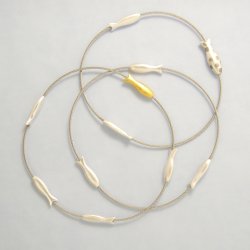 Sterlingsilber auf Edelstahl, zum Teil goldplattiert oder palladiniert, in drei Größen erhältlich