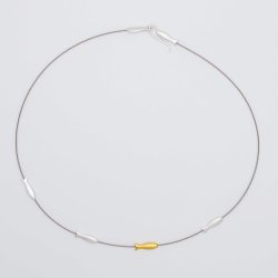 Collier Minifische, Sterlingsilber und 18 kt. Gelbgold, auf Edelstahlreif verschiebbar.