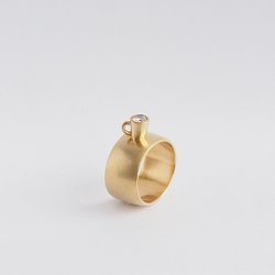 Ring Espresso Deluxe, Tasse gefüllt mit 1 Brillant 0,27 ct., Unikat